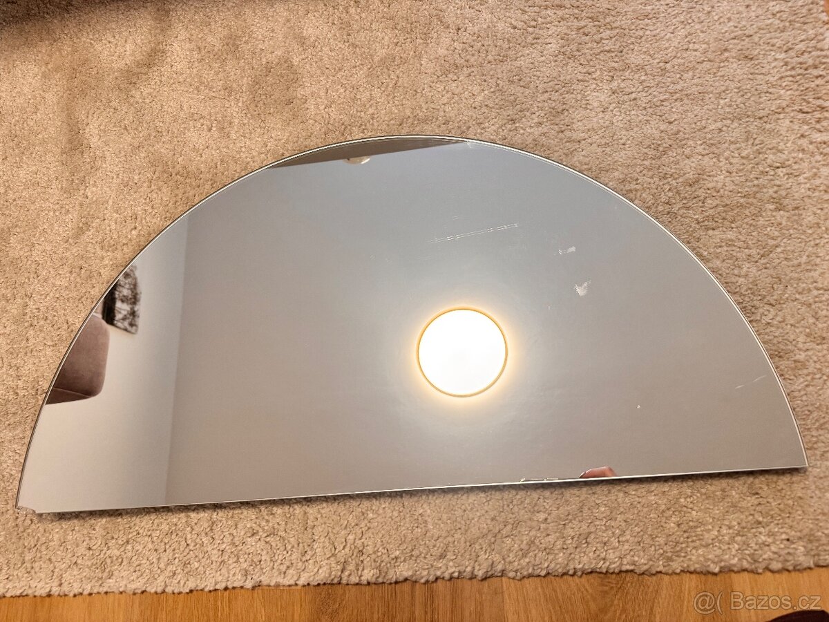 půlkruhové zrcadlo s LED diodami