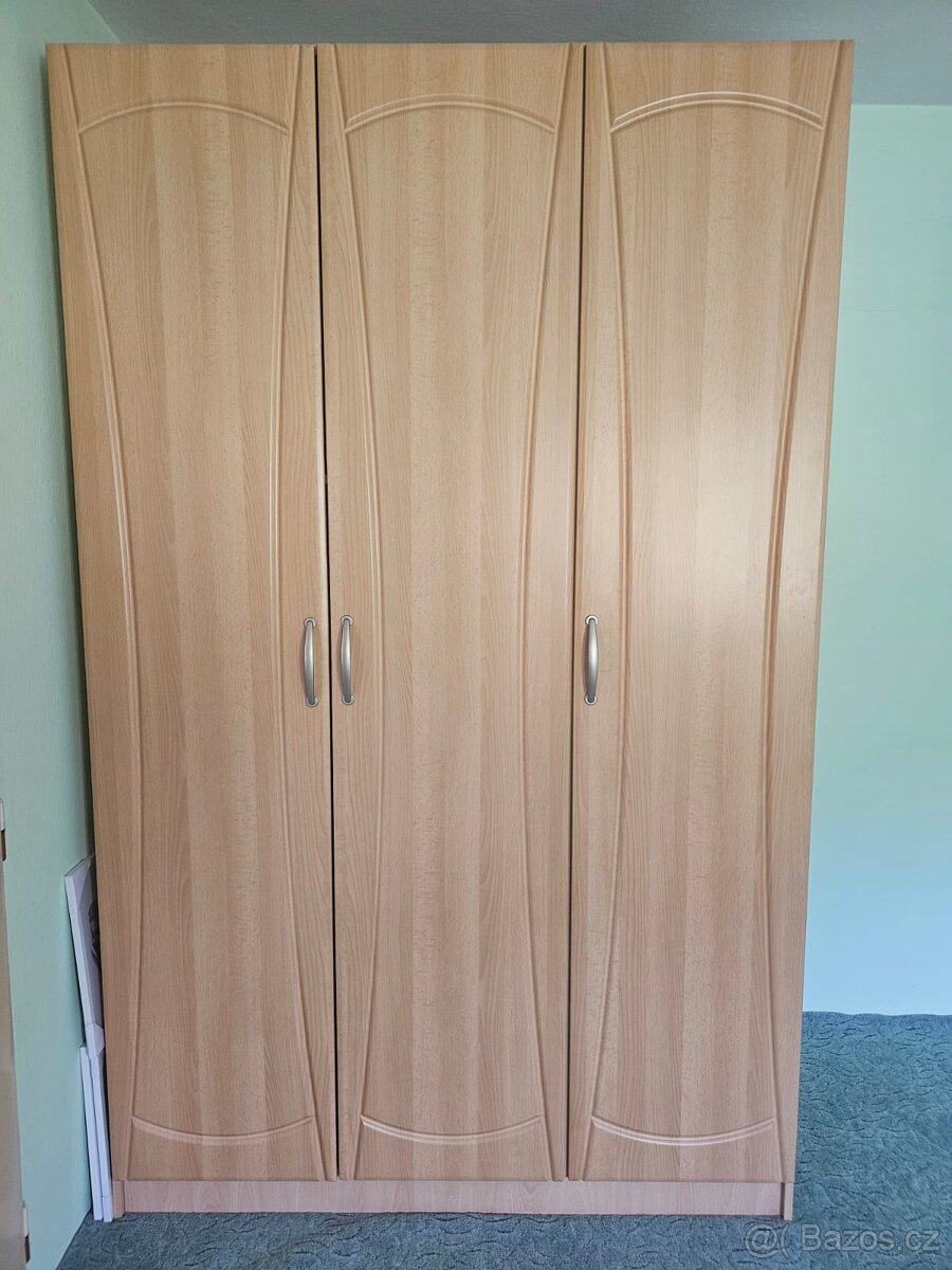 Velká prostorná skříň-vysoká 225 cm