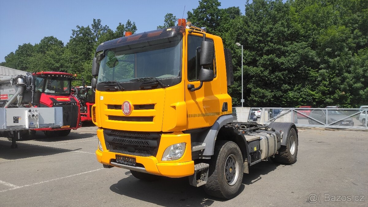 TATRA Phoenix 4x4 - traktor