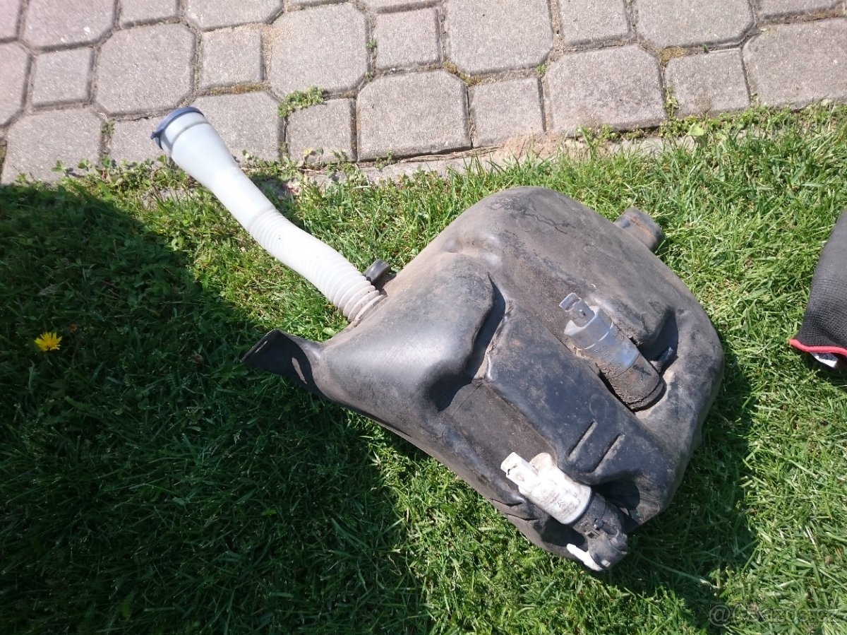 Nádobka ostřikovačů Peugeot 307