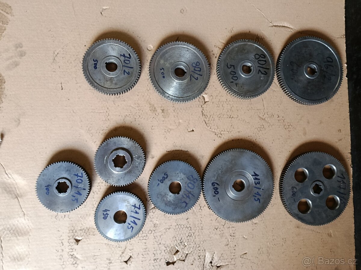 Výměnná ozubená kola na soustruh.