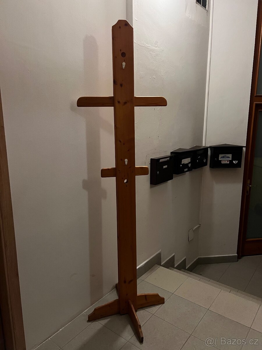 Věšák / němý sluha