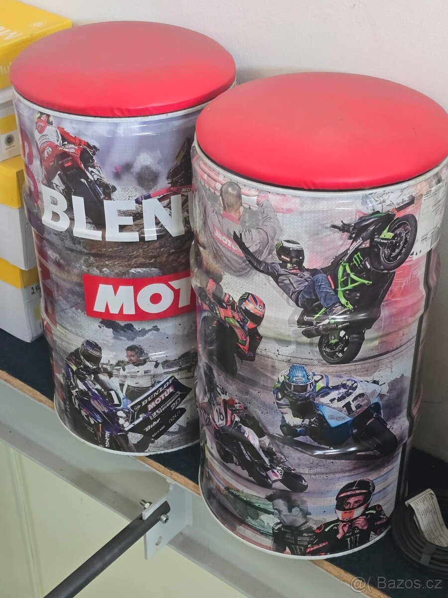 Prázdné sudy od oleje MOTUL včetně sedáku