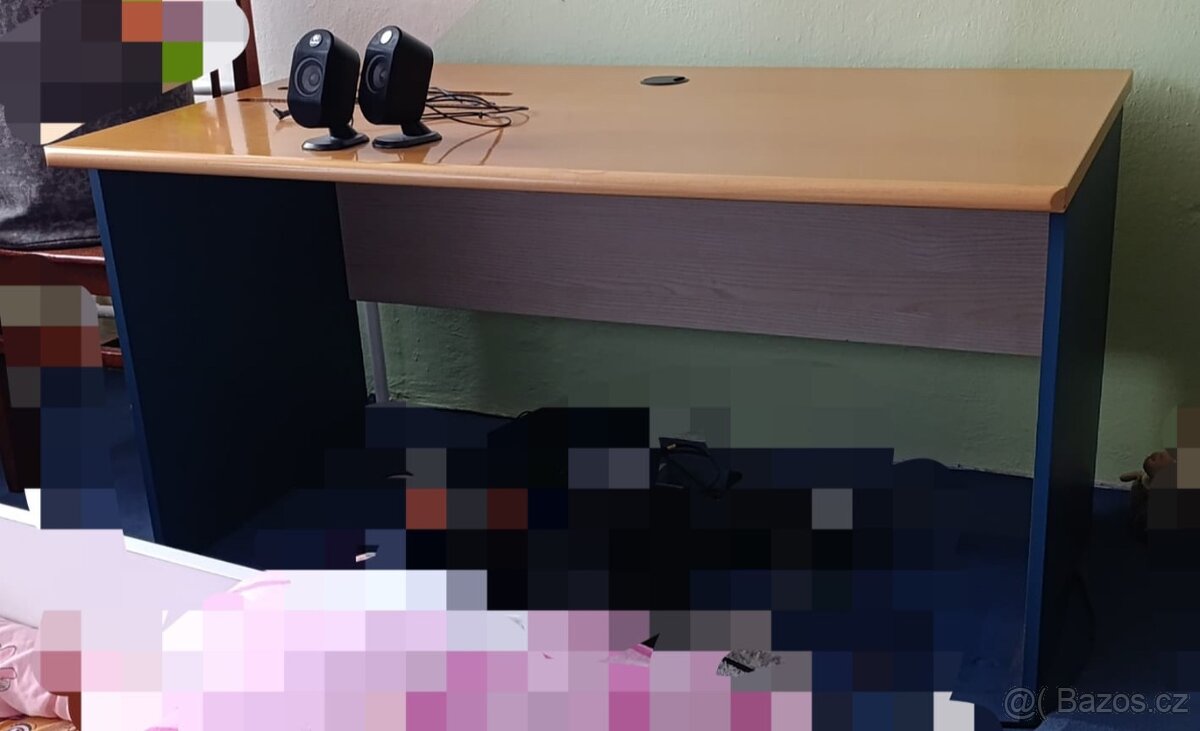 Kancelářský stůl.