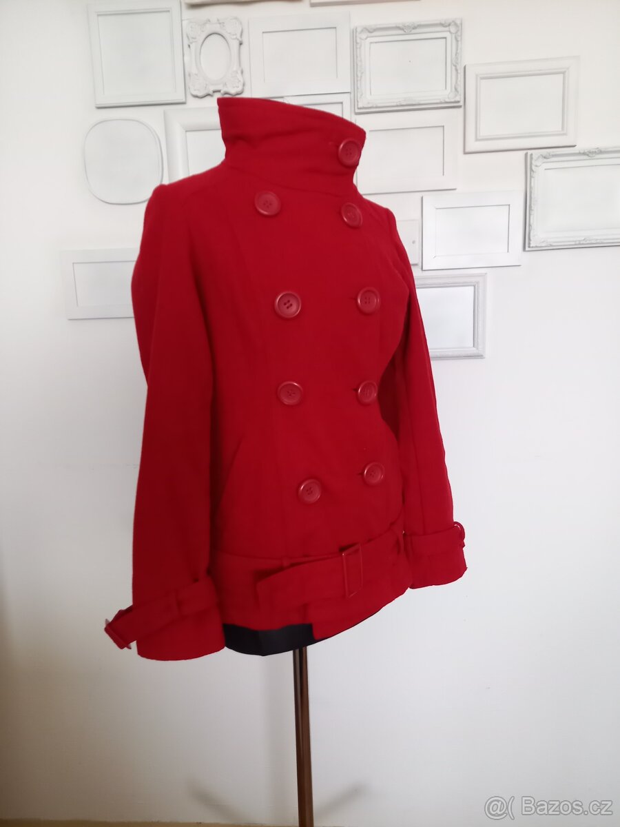 červený kabát s vlnou