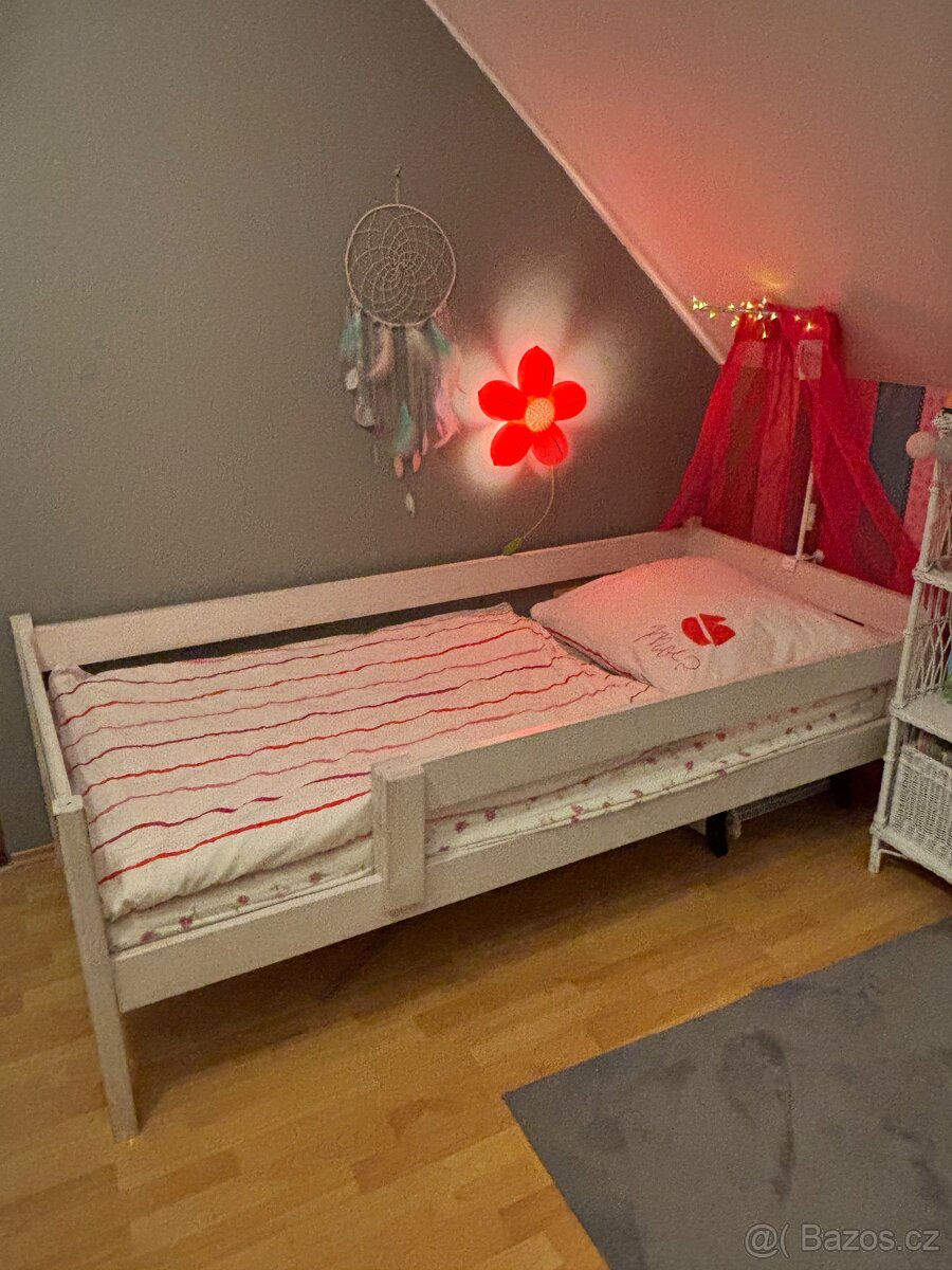 Prodám dětskou postel z masivu borovice + rošt