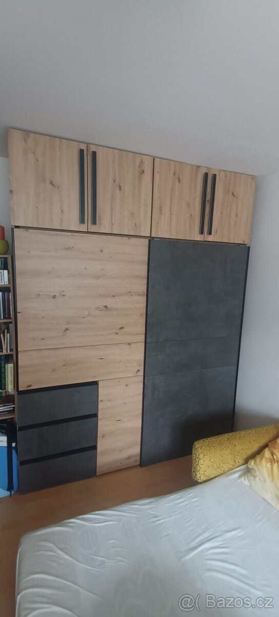 Velká posuvná skříň s nástavcem na míru