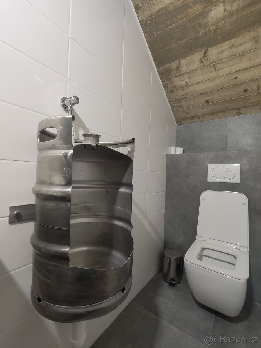 Keg pisoár, pisoár z pivního sudu