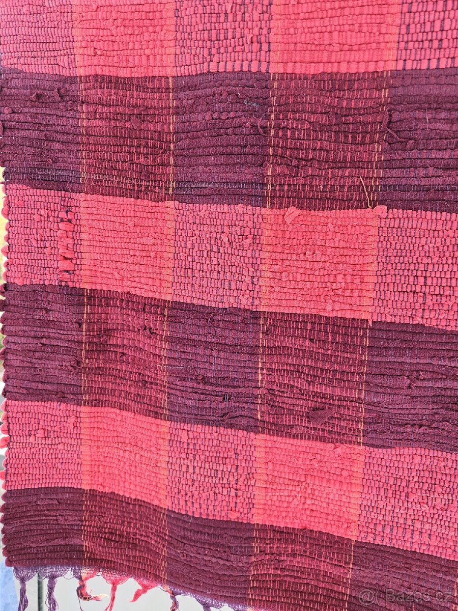běhoun koberec červený cca 130x64cm