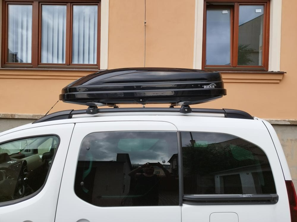Střešní box HAKR Magic Line 370 + nosič – Jako nový