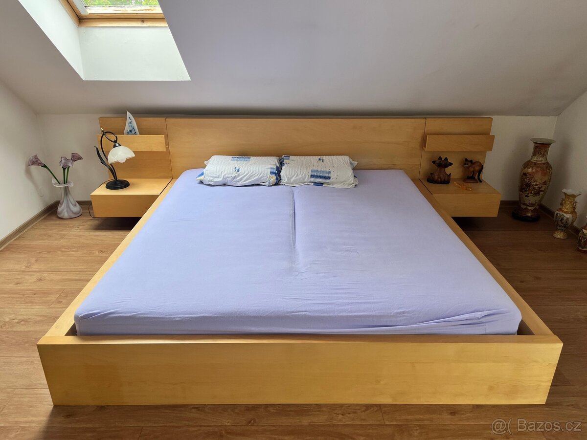 Manželská postel s matracemi a nočními stolky Ikea