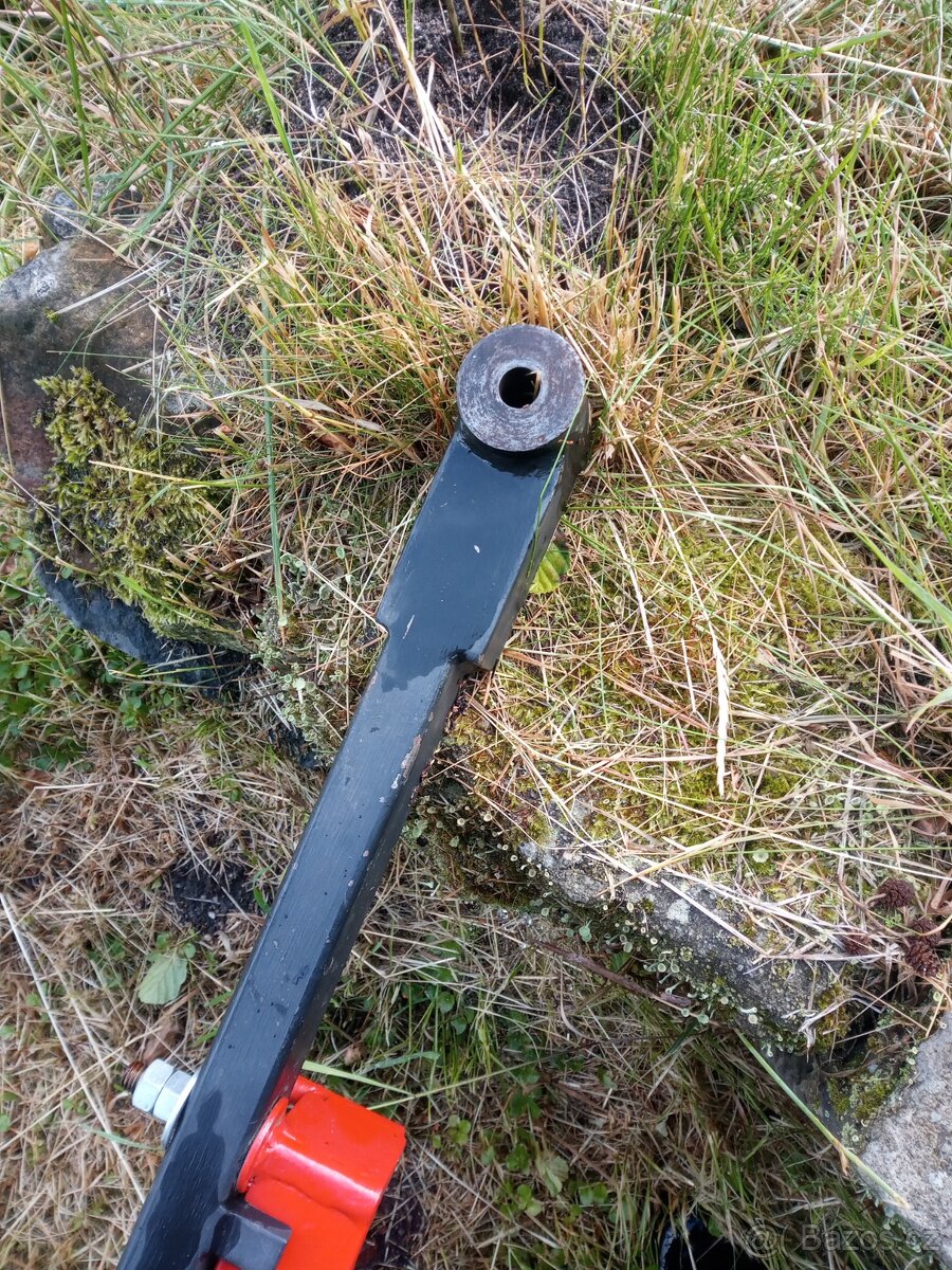Přívěsný vozík za zahradní traktor.