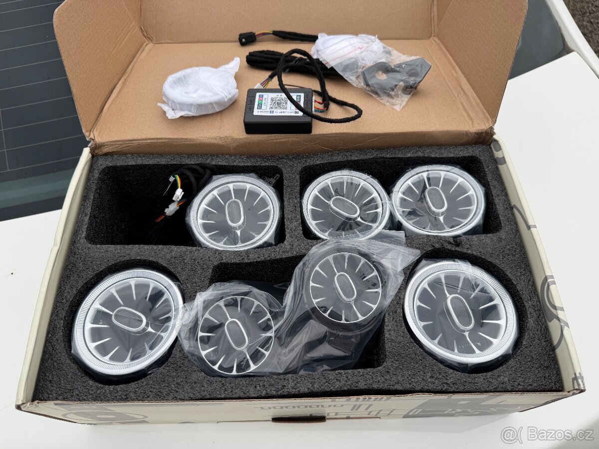 Mercedes W205 LED osvětlení ventilátorů a středové lišty