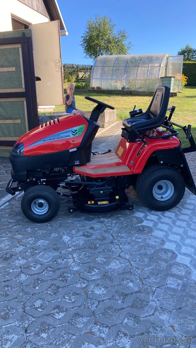 Zahradní traktor WISCONSIN ENGINEERING W2900