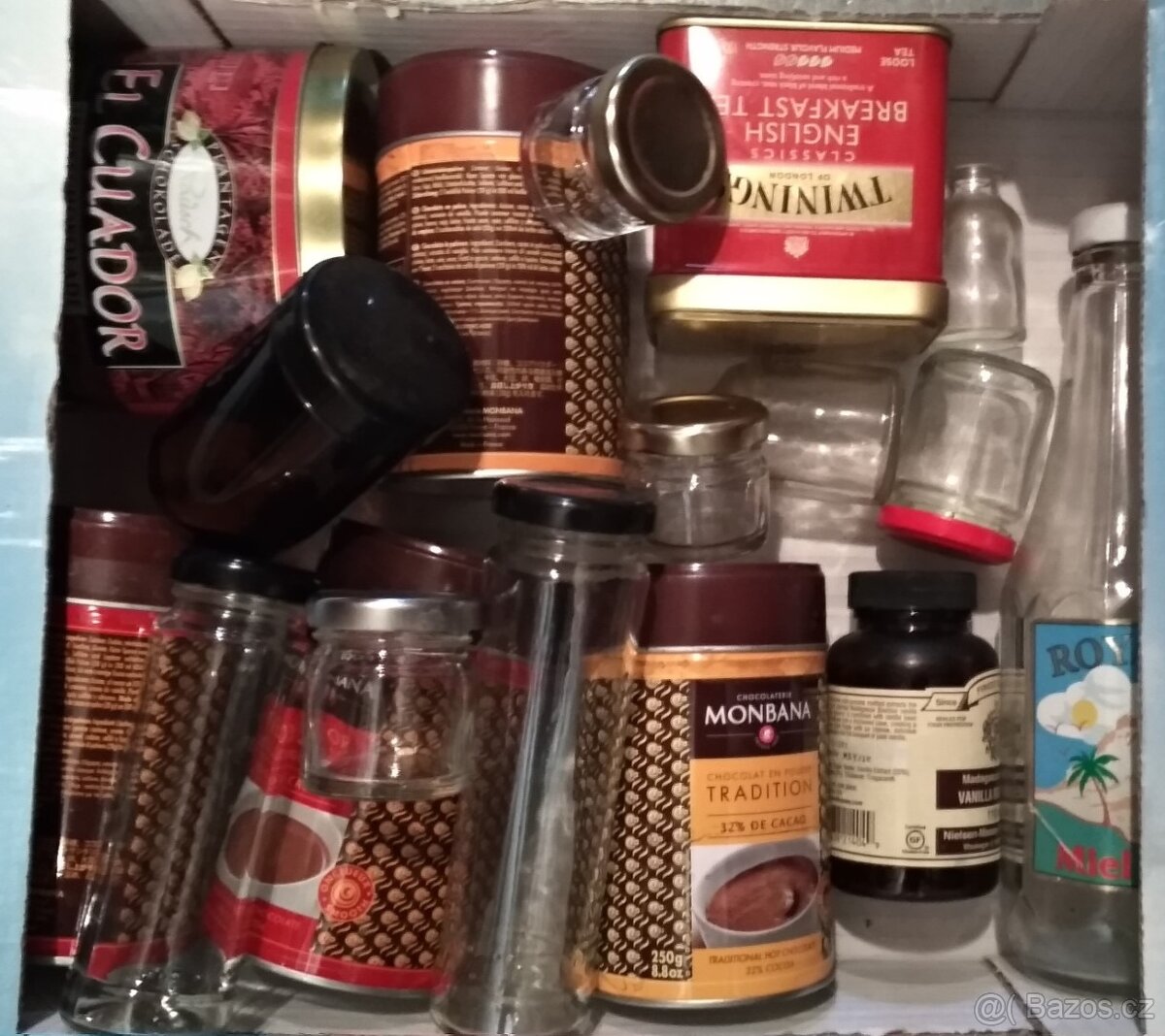 Plechové dózy. Sklenice s plastovým uzávěrem