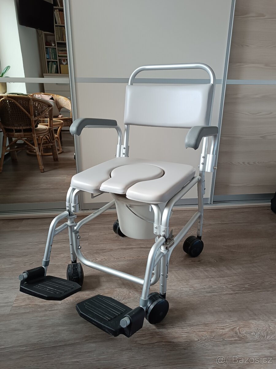 Pojízdný WC a sprchový vozík.