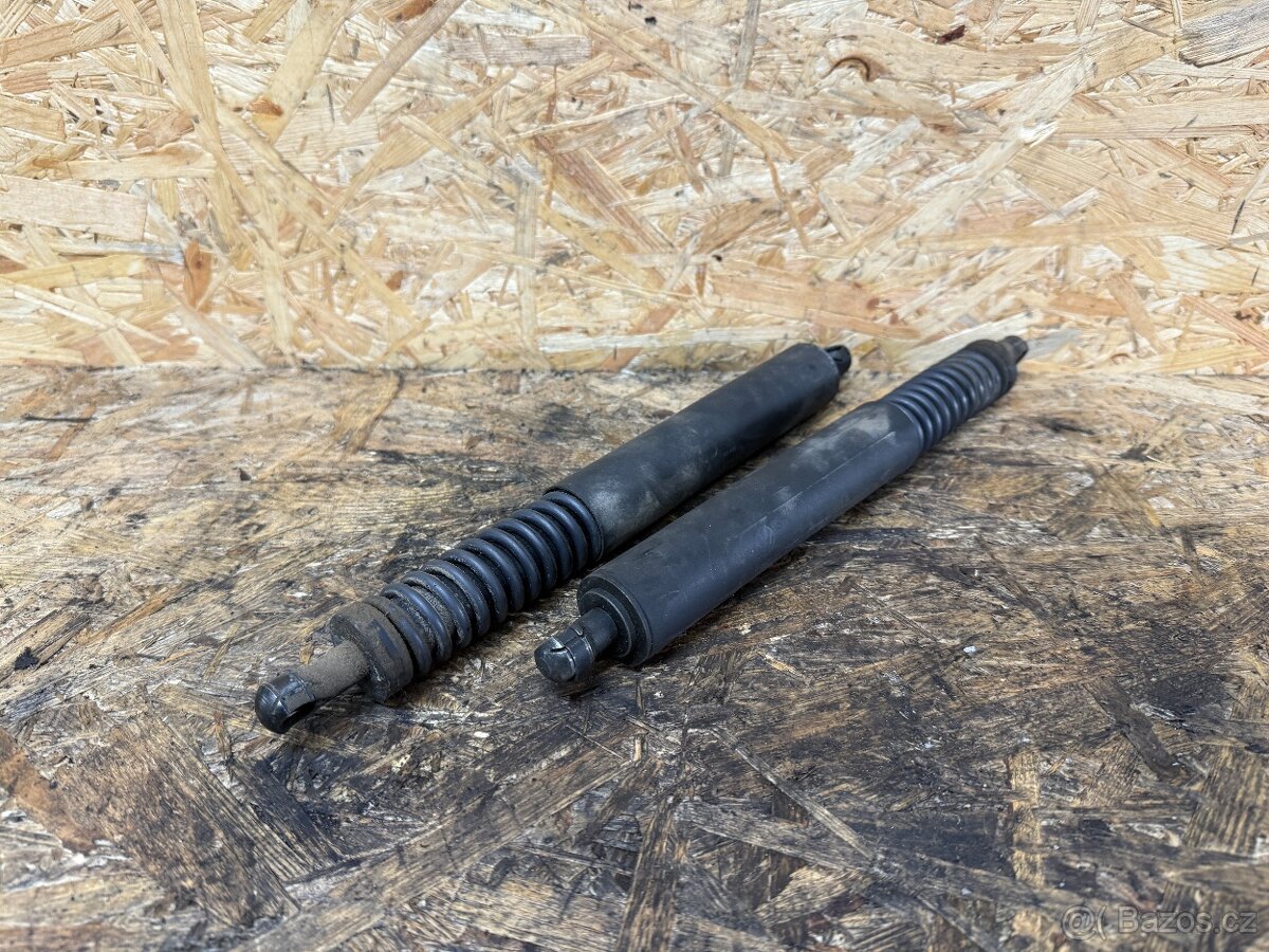 VZPĚRY KUFRU VW TOUAREG 7L