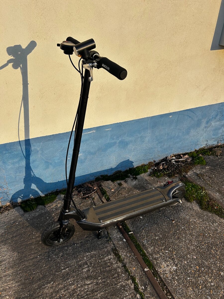 karbonova elektricka kolobezka