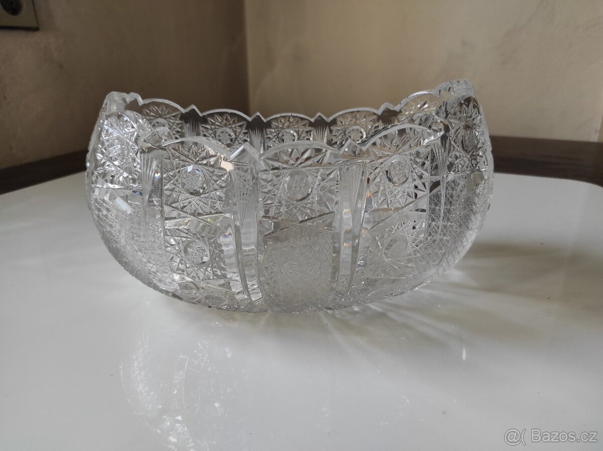 Starožitná mísa z broušeného skla