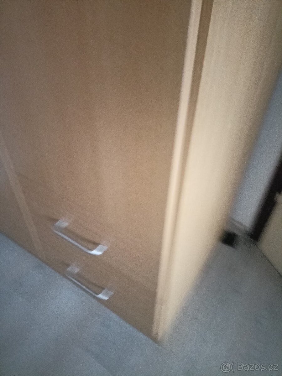 Skříň šatní