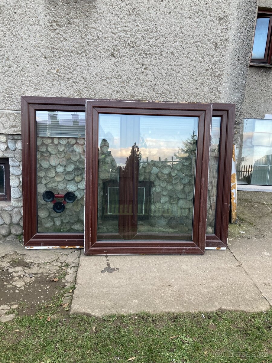 2ks plastové okno mahagon /bílá 120x146,5cm