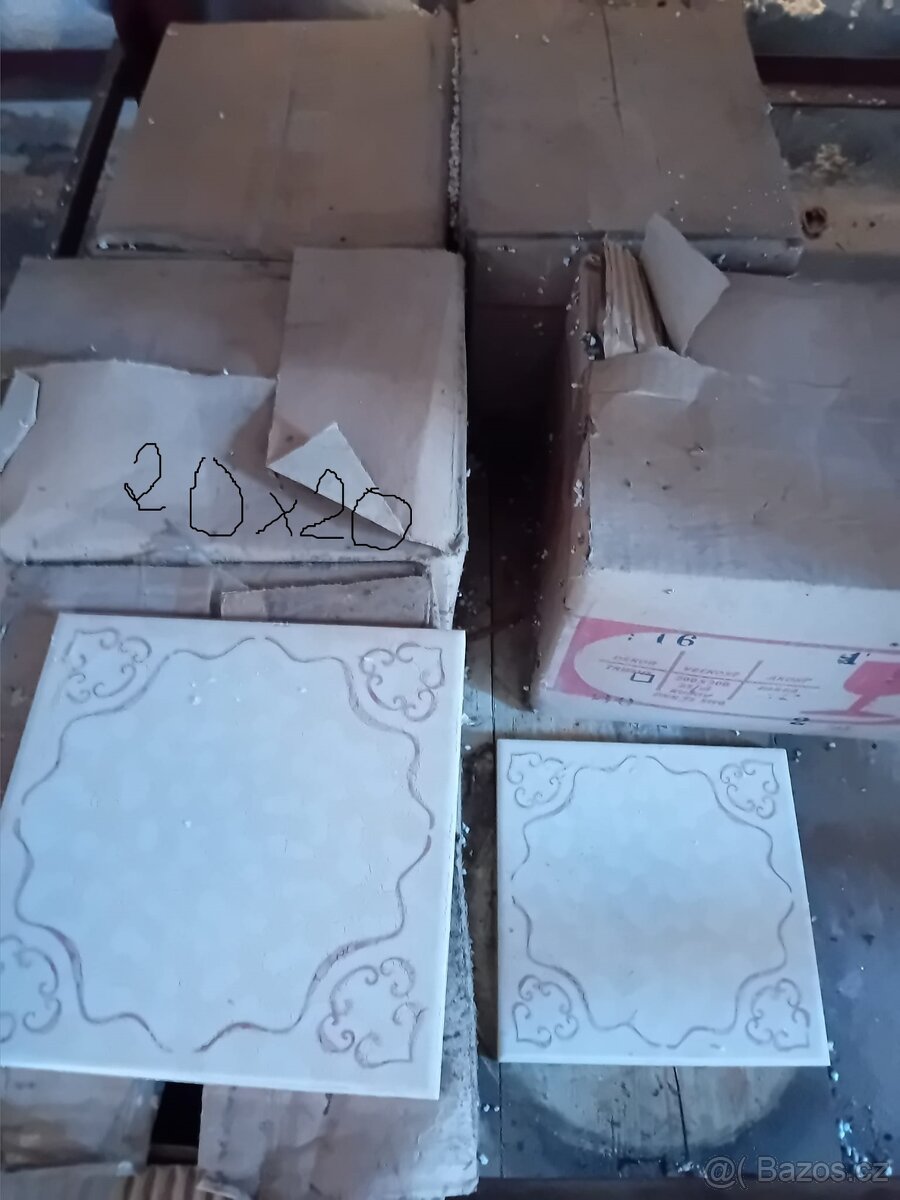 stará dlažba vnitřní 20x20-5,5m+obklad 15x15-14 kusů malba
