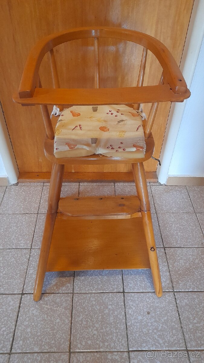 Starý dětský stolek, stolička.