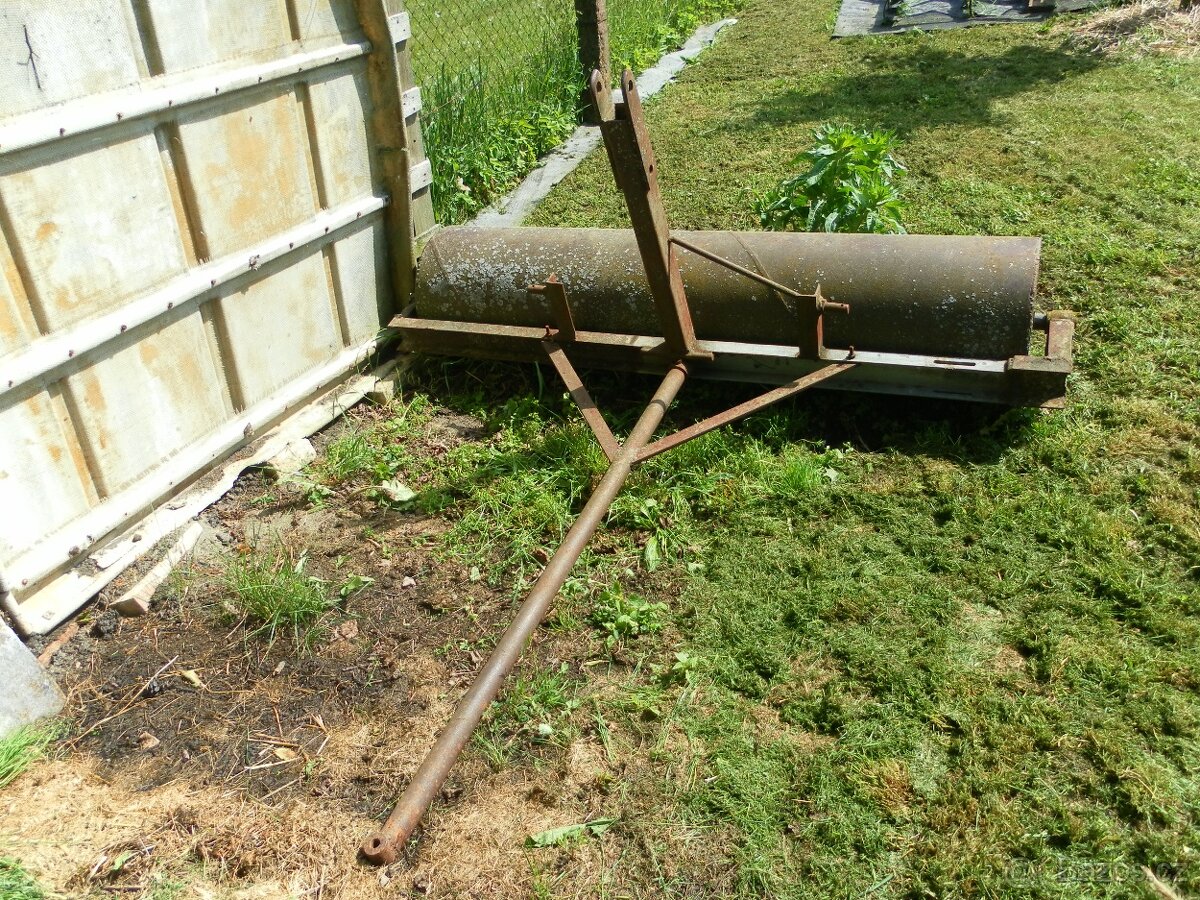 Zahradní válec za traktor