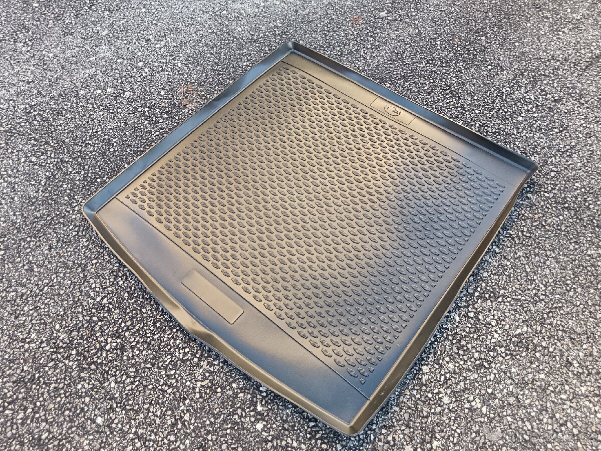 Prodám novou vanu do kufru VW golf 8