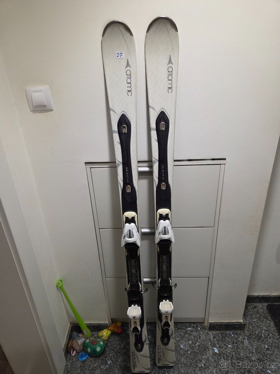 Sjezdové carvingové lyže Atomic Cloud v délce 159 cm