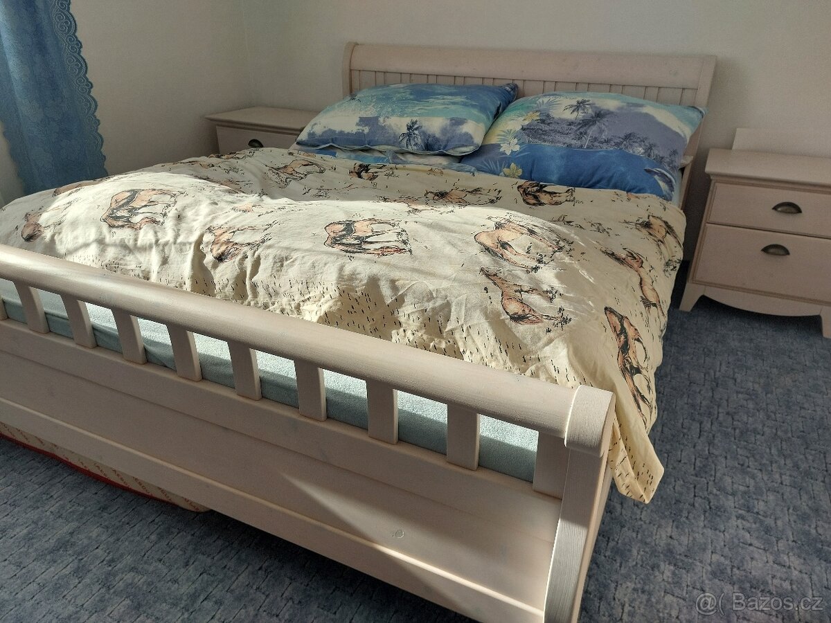 Postel a noční stolky