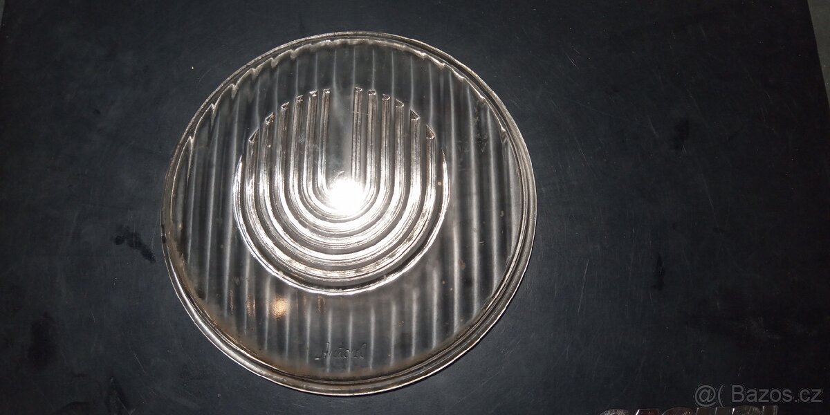 Sklo předního světlometu.