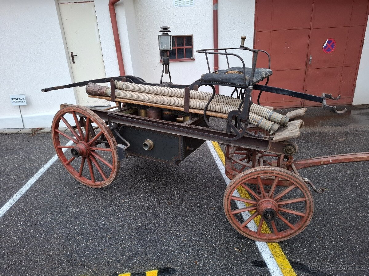 Historická hasičská stříkačka