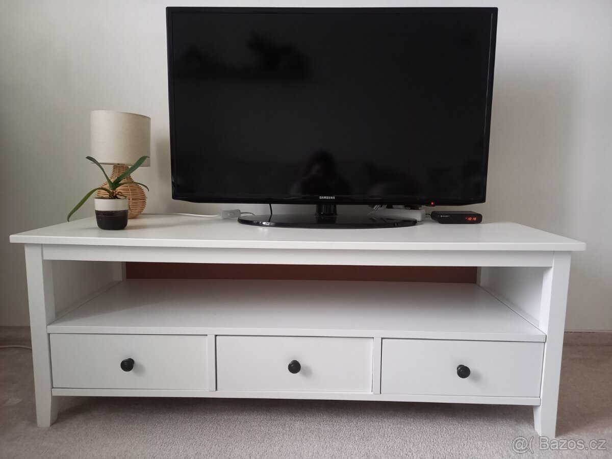 Stolek pod TV