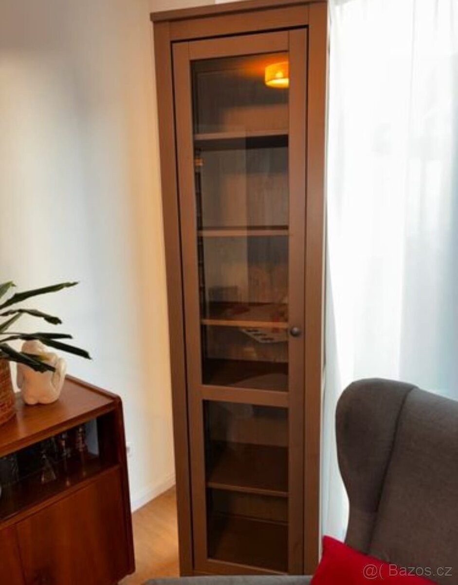 Vitrína Ikea Hemnes v šedohnědém provedení