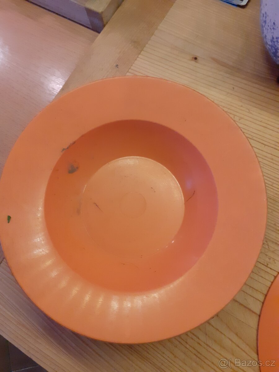 Retro plastové talíře