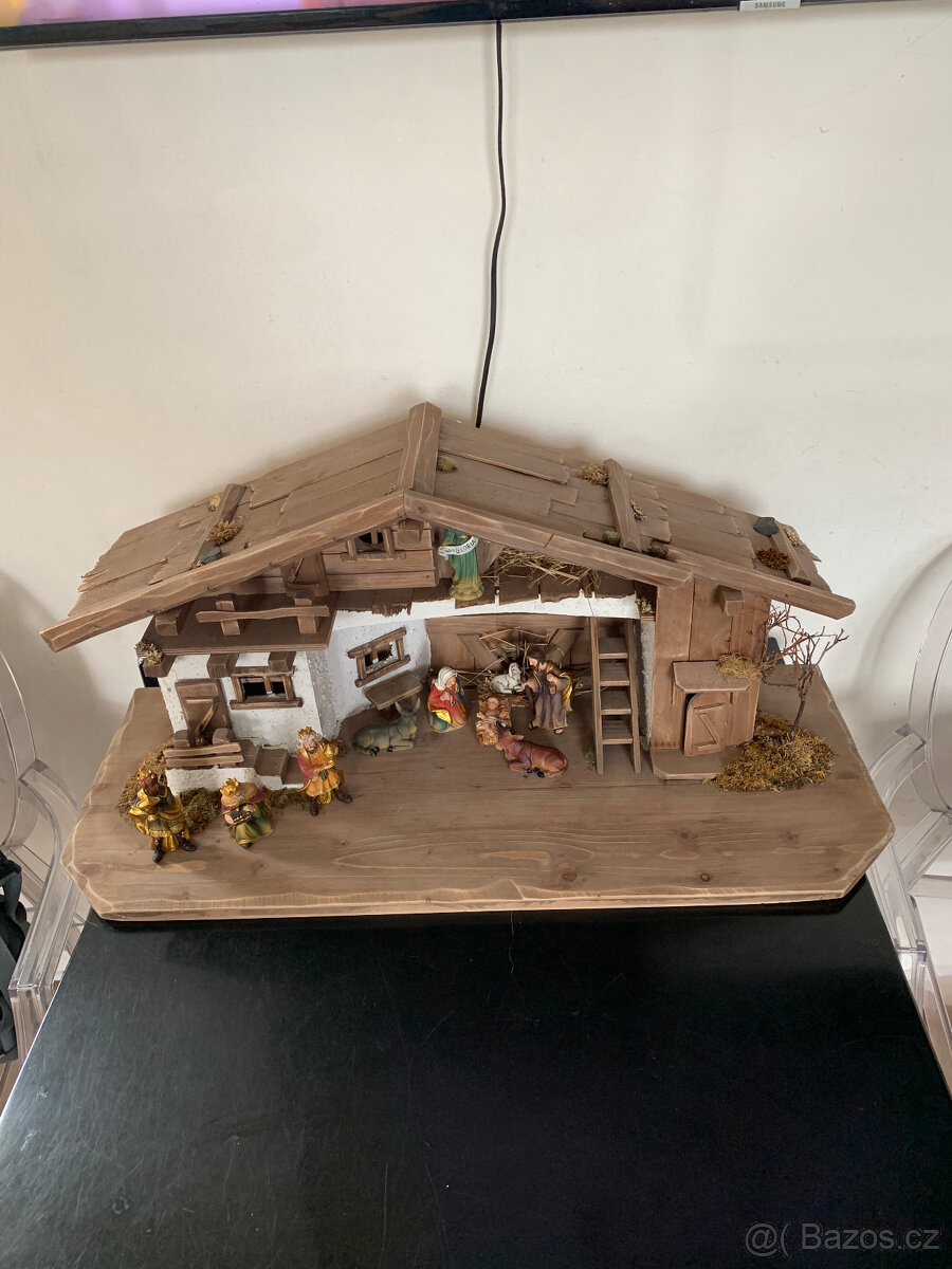 Velký dřevěný betlém (cca 78x32x35cm) + figurky, dále dekora