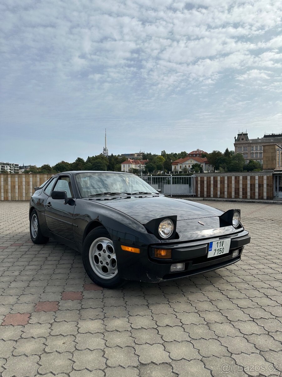 Porsche 944
