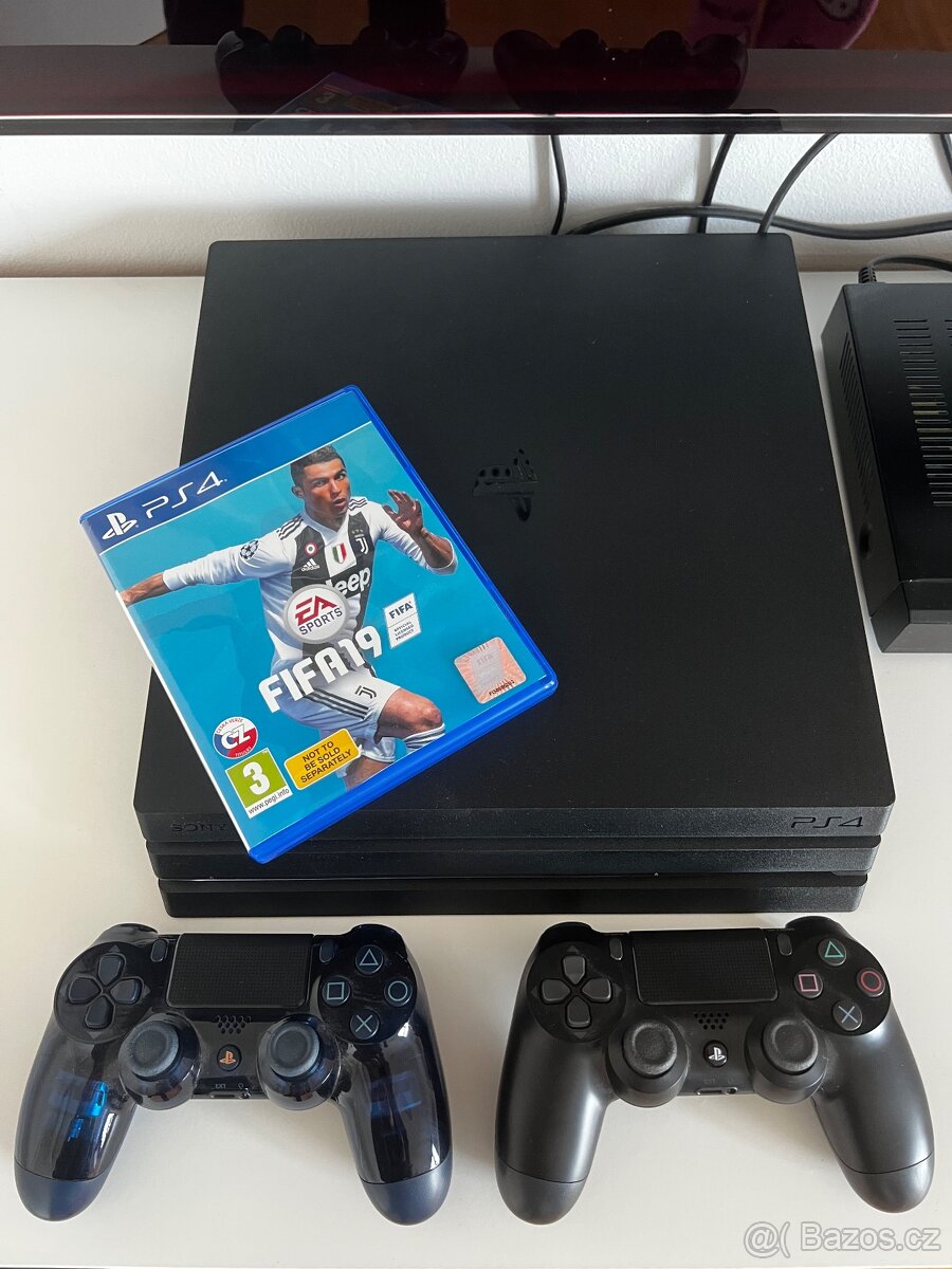 PS4 Pro 1TB + 2 ovladače + FIFA 19