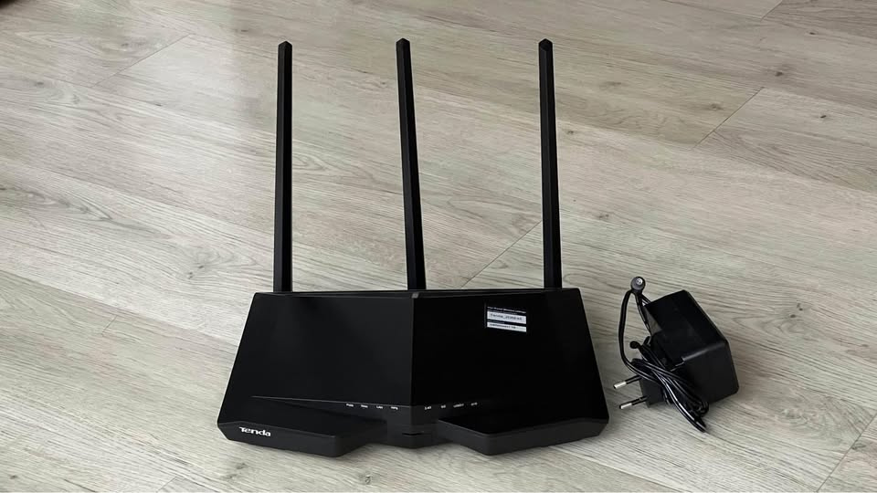Router Tenda AC18