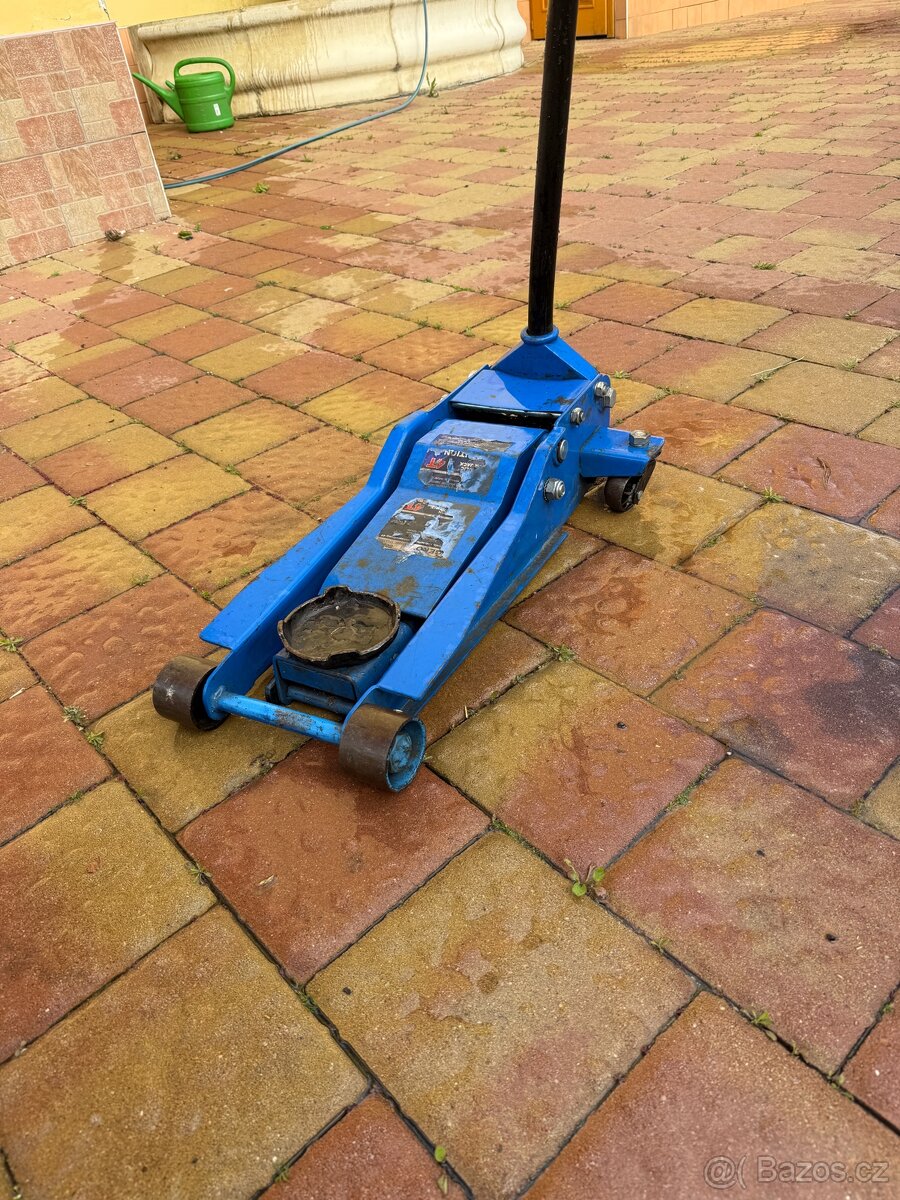 Hydraulický zvedák 4t