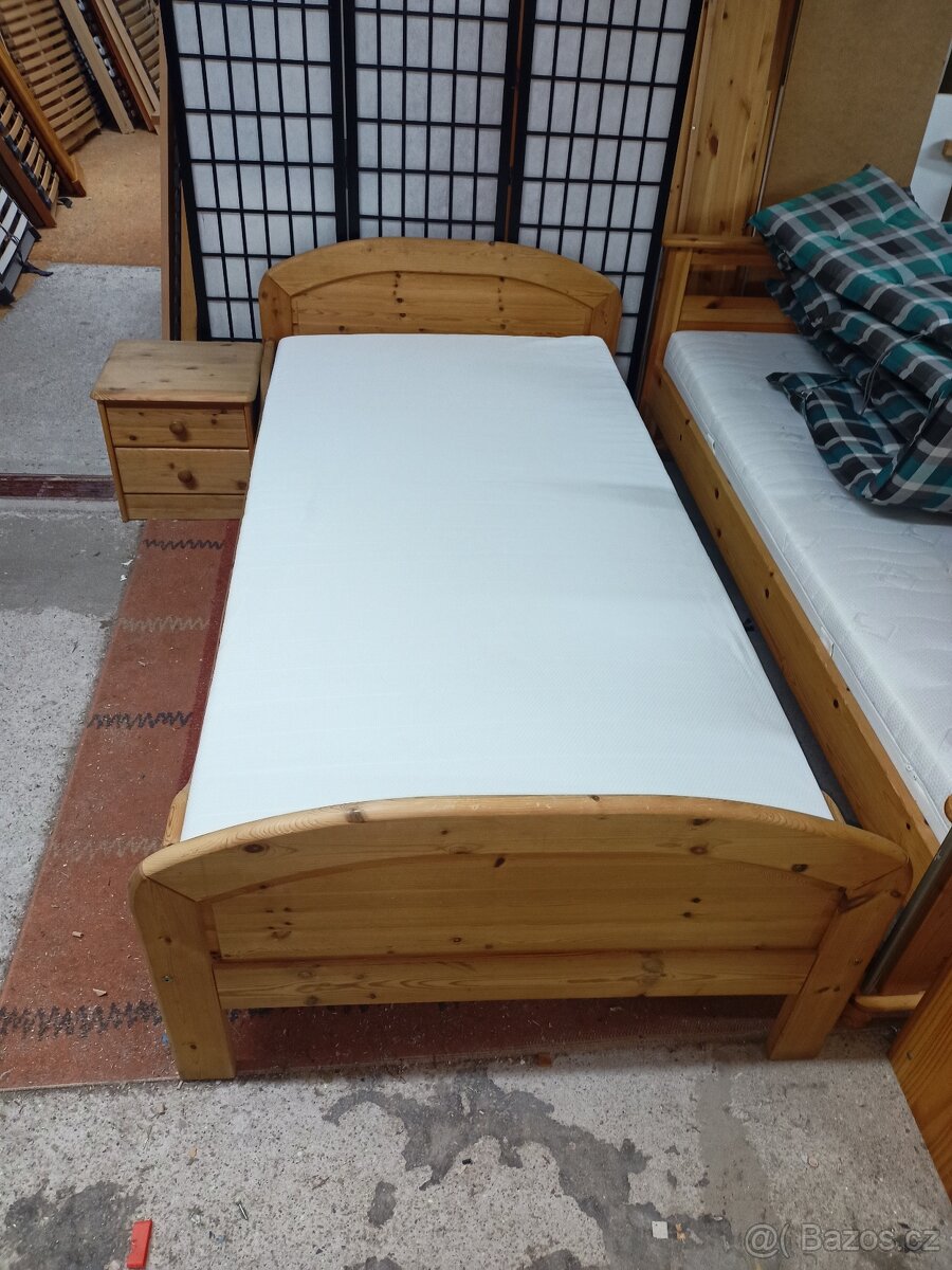 Prodám hezkou postel z masivu 100 x 200 cm.
