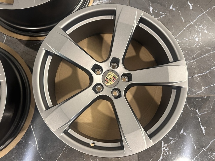 original Porsche Macan r20 95B 95B601025FM