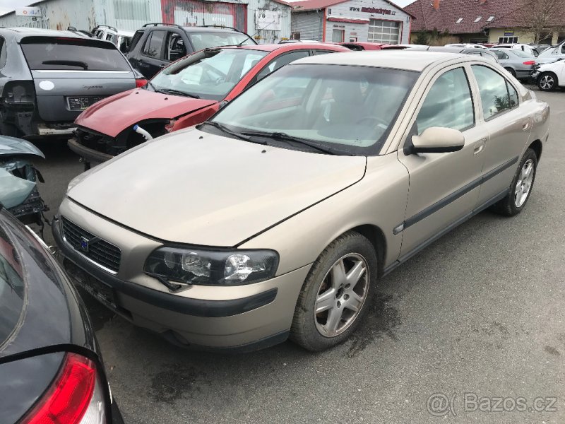 Volvo S60 2,4i 2002 125kW - díly z vozu
