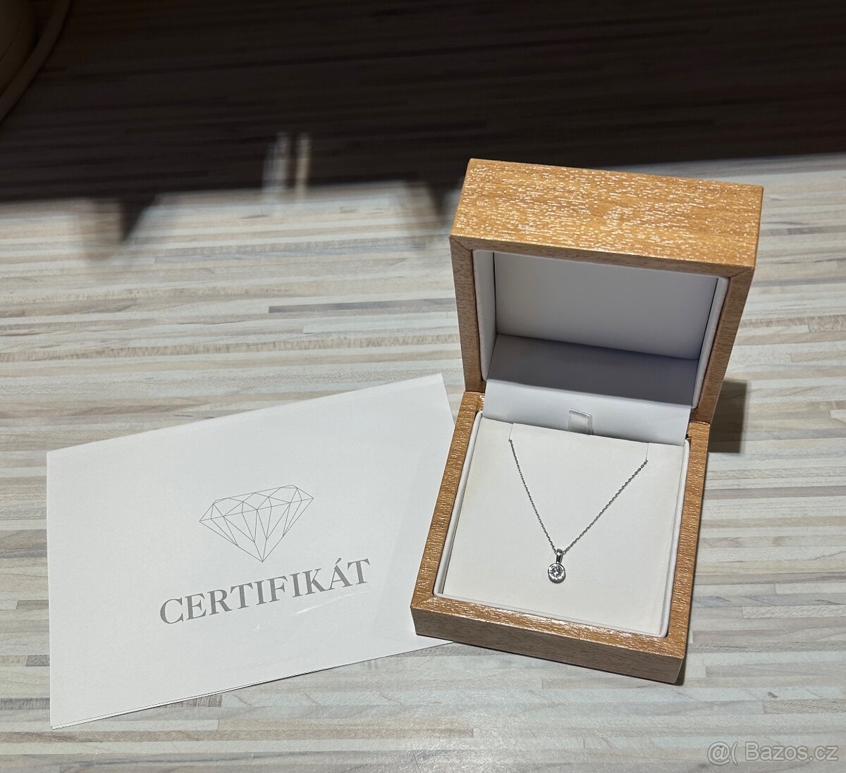 Zlatý minimalistický náhrdelník s diamantem briliantem