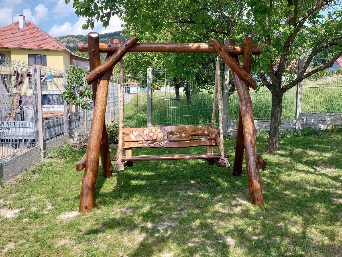 Dřevěná zahradní houpačka