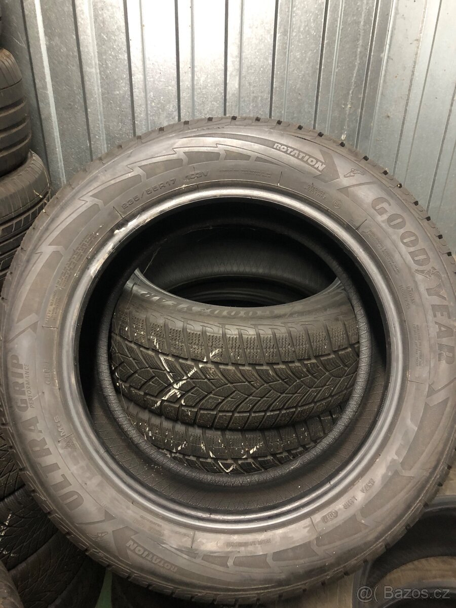 Kompletní sada GoodYear UltraGrip 235/55R17 103V