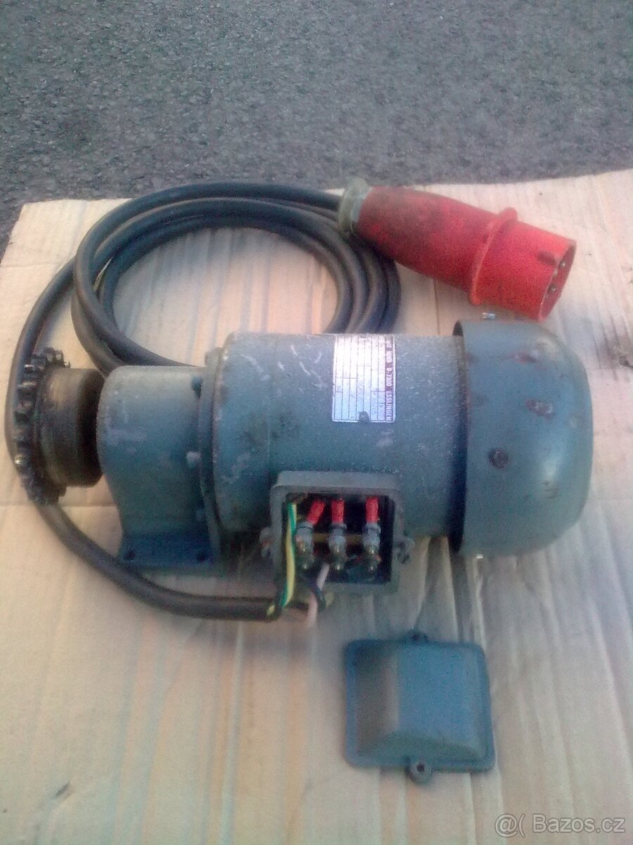 Elektromotor s převodovkou.