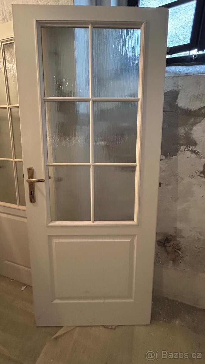 Prosklené interiérové dveře s kováním na levé straně