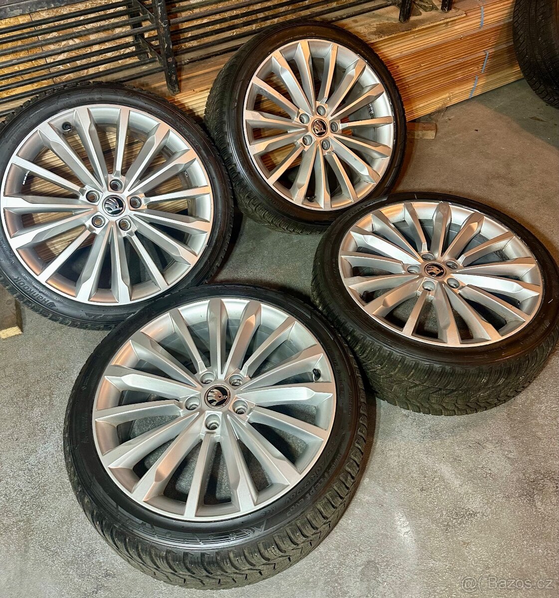 ALU Kola ŠKODA 5x112 R19 TRINIT Zánovní Zimní Pneu 235/40/19